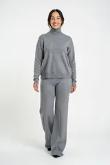 Pantalón tipo palazzo de color gris, confeccionado en tejido suave con cintura elástica y corte amplio que favorece la silueta.