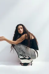Pantalón de satén fluido color blanco y negro con estampado geométrico de líneas concéntricas, cintura elástica y piernas anchas.