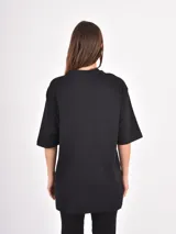 Remera de corte oversize, color crema, con cuello redondo y mangas cortas de estilo caído.