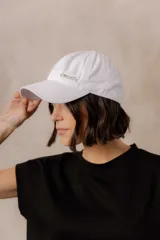 Gorra estilo baseball de algodón con efecto lavado en tono tostado y detalle de logo Peach metálico en el frente. Cuenta con visera curva y diseño regulable.