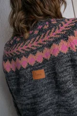 Sweater beige con diseño jacquard en tonos marrones.