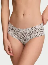 Bombacha tipo cheeky de encaje con estampado de lunares, tiro bajo y bordes con ribete festoneado.