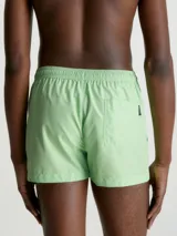 Bañador corto color verde claro con cintura elástica ajustable con cordón rojo. Logo CK Monogram estampado en la pierna derecha.