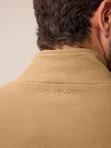 Campera de estilo safari en color azul marino, confeccionada en algodón. Presenta cuello alto, cierre frontal con cremallera y cuatro bolsillos delanteros con solapa y botones metálicos.