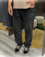 Pantalón de jean negro con corte holgado y tiro medio.
