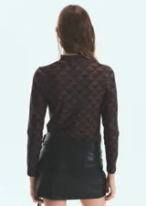 Polera marrón con estampado geométrico de triángulos y monogramas. De cuello alto y mangas largas.