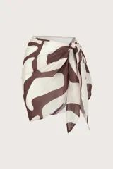 Pareo corto de tela ligera con estampado abstracto en tonos marrones y beige, con amarre lateral.