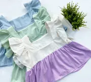 Top de lino con volados en los hombros, escote cuadrado y corte a la cintura. Disponible en color celeste, verde, blanco y lila.