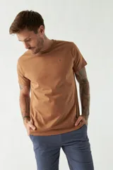 Remera de algodón de corte regular, con cuello redondo, manga corta y logo bordado en el pecho.