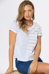 Remera de mangas cortas con cuello redondo y diseño a rayas horizontales en dos tonos: celeste y blanco en la mitad izquierda, y verde y blanco en la mitad derecha.