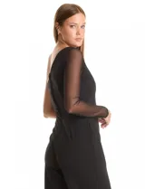 Enterito negro de crepe premium con caída pesada y fluida. Presenta un escote asimétrico, una única manga larga de mesh transparente y pierna de corte recto. Incluye bolsillos laterales invisibles y cierre invisible en la espalda.