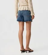 Short mom de jean azul con tiro alto, cintura con trabillas, bolsillos delanteros y traseros, y lavado con efecto desteñido.