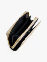 Billetera pequeña color beige con acabado granulado y cierre de solapa a presión. Presenta un bolsillo con cierre de cremallera para monedas y una insignia metálica con el monograma TH en el frente.