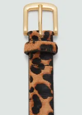 Cinturón de cuero vacuno con pelo y estampado animal print de leopardo, con hebilla metálica dorada.