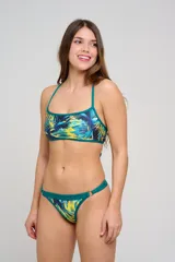 Top de bikini con escote recto, tirantes finos y diseño estampado de hojas tropicales en tonos azules y amarillos, con ribetes en verde oscuro.