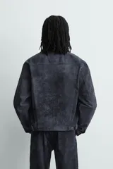 Cazadora cropped fit de pana de algodón color azul marino, con cuello solapa, manga larga con puño de botón, bolsillos de solapa en el pecho y bolsillos de vivo en la cadera. Cierre frontal de botonadura.