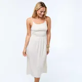 Vestido midi beige de corte recto con cuerpo fruncido tipo smock y tirantes finos con lazos ajustables en los hombros.