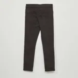 Pantalón largo de color negro, corte skinny, con bolsillos delanteros y traseros.