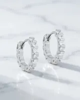 Aros tipo argolla de plata 925, decorados con circonias en corte baguette engastadas en toda la superficie frontal y posterior.