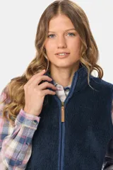 Chaleco de sherpa color azul marino, con cierre frontal completo, cuello alto y bolsillos laterales con cierre.