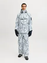 Campera anorak de ski técnica impermeable y cortaviento con capucha ajustable. Presenta un diseño tipo canguro con bolsillo frontal con cierre y solapa con velcro, ventilación bajo los brazos y puños ajustables. Confeccionada en tejido resistente con estampado marmolado.