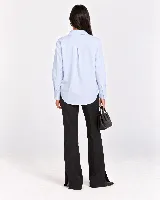 Camisa de algodón celeste claro, de corte clásico y mangas largas con puños abotonados.