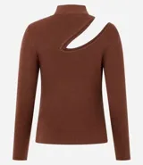 Blusa de punto acanalado color lila, con cuello alto, mangas largas y abertura en el hombro.