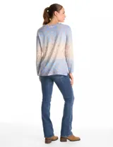 Remera de manga larga con escote redondo, confeccionada en tejido soft con estampado de diseño ornamental en tonos azules y beige.