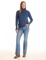 Polera de tejido fino, color rosado, con cuello alto, manga larga y detalle de tajo en los puños.