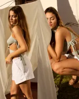Top celeste de modal viscosa, con cuello alto, hombros descubiertos y abertura lateral con lazo.