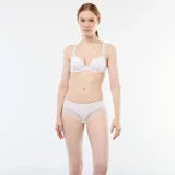 Shorty blanco de microfibra con detalle de encaje en los laterales.