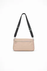 Bandolera color beige con correa ajustable negra, cierre principal y bolsillos exteriores con cierre.