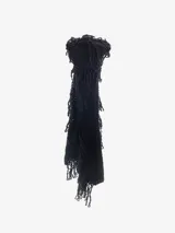 Bufanda tejida de punto abierto en color blanco, con diseño envolvente y flecos largos a lo largo de los laterales.