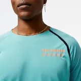 Remera de running celeste con mangas largas y detalles en negro y naranja. Confeccionada en poliéster reciclado con tecnología NB ICE para eliminar la humedad y favorecer el flujo de aire.