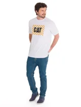 Remera blanca de manga corta y cuello redondo Caterpillar, con estampa gráfica frontal de líneas diagonales amarillas y logo 'CAT' en negro.