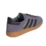 Championes Adidas Handball Spezial color violeta, confeccionados en gamuza con las icónicas tres tiras laterales en negro y suela de goma color caramelo.