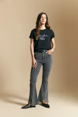 Remera de manga corta color marrón, con la frase "la dolce vita" bordada en azul en el frente y mangas con dobladillo.