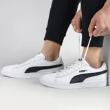 Championes Puma modelo Smash V2 L, de diseño clásico y minimalista en color blanco con la icónica franja lateral en negro. Confeccionados con materiales sintéticos de alta calidad, cuentan con suela de goma resistente y cierre de cordones para un ajuste seguro.