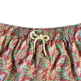 Short de baño color gris con estampado de palmeras, cintura elástica con cordón ajustable y tres bolsillos.