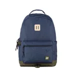 Mochila urbana de color azul marino con detalles en verde militar en la base. Presenta un parche rectangular de cuero claro con dos líneas verticales en la parte superior y un bolsillo frontal con cierre. Incluye un pequeño logo cuadrado en la parte inferior derecha del bolsillo frontal.