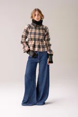 Guantes sin dedos de cuero color suela con interior de piel sintética y detalles de tachas metálicas. Incluye etiqueta de marca Bona.