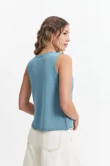 Chaleco tejido color lila con escote en V y lazo doble al frente.