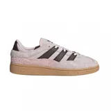 Championes Adidas Handball Spezial de gamuza en tonos lila y rosa, con las icónicas tres tiras laterales en color marrón oscuro y suela de goma color caramelo.
