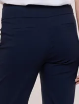 Pantalón de vestir negro con silueta recta y corte entallado, confeccionado en tejido elástico con nervadura central vertical. Cuenta con cintura ancha de soporte y panel de malla interna modeladora.