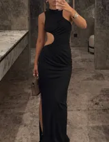 Vestido midi negro con diseño drapeado, cuello alto, abertura lateral en la cintura (cut-out) y un solo hombro descubierto.