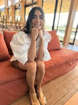 Camisa blanca de manga larga con detalle de piedras y canutillos plateados a lo largo de la botonera frontal.