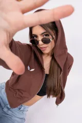 Campera corta color crema con cierre frontal, cuello mao y logo bordado en el pecho.