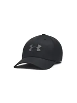 Gorra Under Armour negra con logo bordado en gris. Cuenta con tecnología UA Storm que repele el agua y es ajustable en la parte trasera.