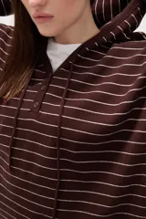 Sweater de punto a rayas horizontales color marrón y blanco, con cuello en V, capucha con cordones y cierre frontal parcial con botones. Presenta un diseño de manga larga con caída de hombros.