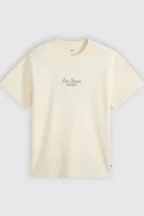 Remera Levi's de corte relajado, color blanco, con cuello redondo, manga corta y pequeño estampado frontal con la inscripción "Levi Strauss and Company".